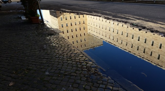 Anche se dal “nasone” non sgorga acqua la strada si allaga ugualmente