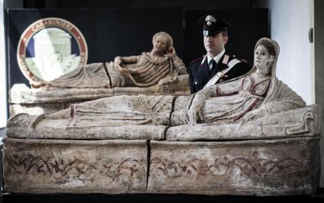 Un momento della presentazione, all'interno della Caserma La Marmora, dei reperti archeologici recuperati (ANSA / ANGELO CARCONI)