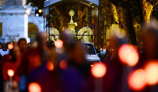 Giovedì 26 maggio 2016 Processione del Corpus Domini a via Merulana