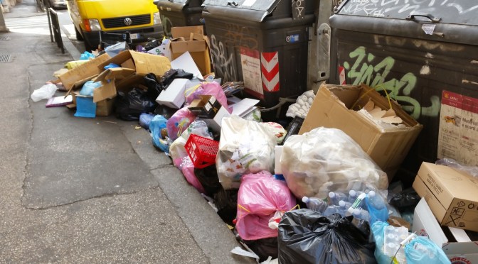 In questi giorni l’AMA latita, ma anche il senso civico