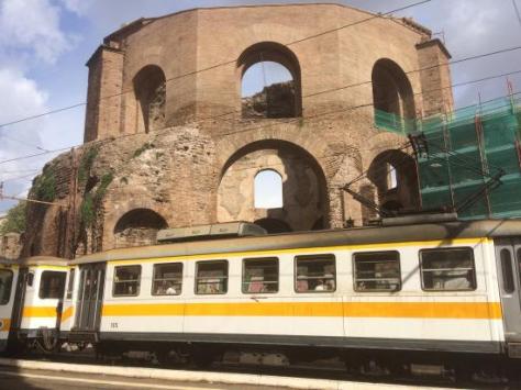 Come è ora con il trenino che continua la sua opera distruttrice