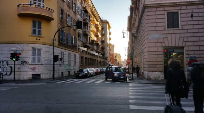 Il semaforo all’Esquilino che non ne vuol sapere di funzionare bene