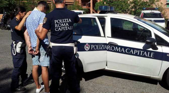 La Polizia Locale ferma un ladro a Piazza Vittorio