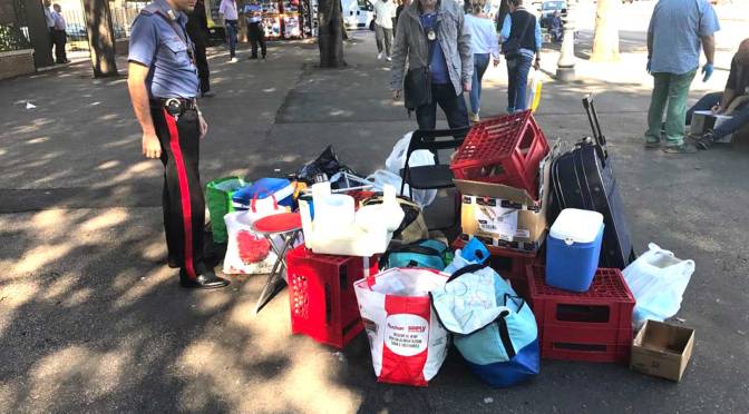 21/09/17 Stazione Termini, la Polizia dI Roma Capitale e i Carabinieri intervengono su mercatino abusivo