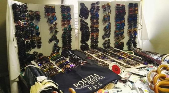 Stazione Termini, scoperto magazzino di venditori abusivi