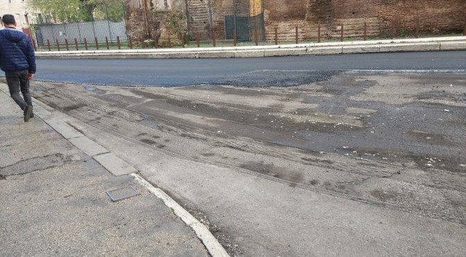 Finalmente iniziati i lavori per riparare le buche a via Giolitti!