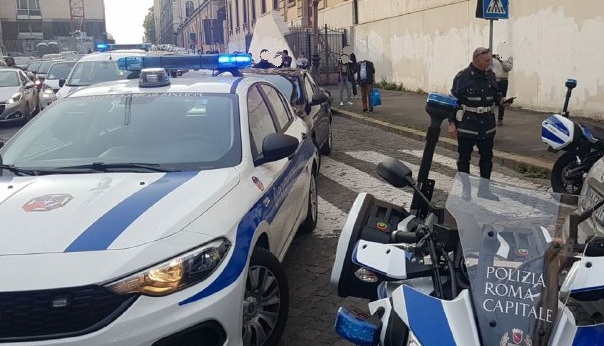 Stazione Termini, si oppone ad un controllo e viene arrestato da una pattuglia della Polizia Locale.