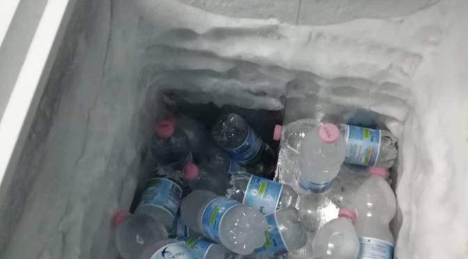 Abusivismo commerciale: scoperta “base di rifornimento” dei venditori abusivi. Denunciata una persona e sequestrate oltre 500 bottigliette congelate.