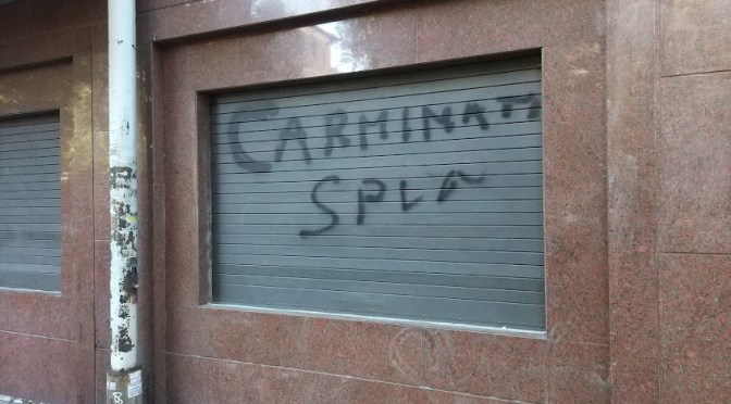 All’Esquilino  serrande e muri non possono essere puliti per più di un giorno