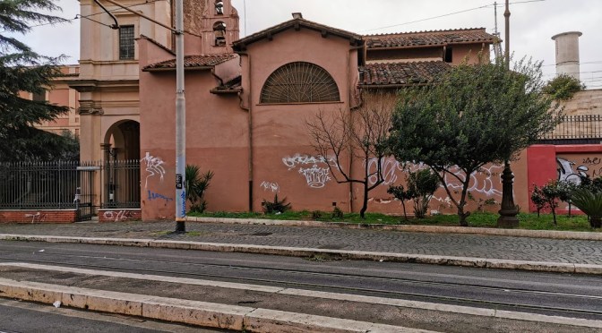 Marzo 2020: di nuovo completamente imbrattato il muro esterno della chiesa di Santa Bibiana