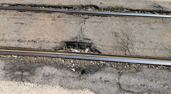 Via Giolitti: non solo i monumenti dimenticati ma pure le rotaie  abbandonate e senza manutenzione