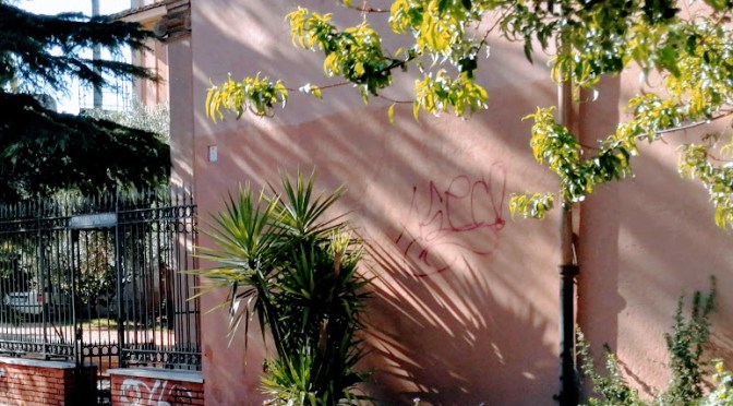 Di nuovo in azione i vandali sul muro esterno di Santa Bibiana