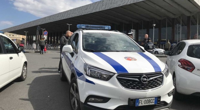 Strappa la catenina d’oro e fugge. Arrestato dalla Polizia Locale.