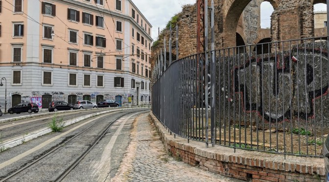 Finalmente una nuova recinzione  per il cd. Tempio di Minerva Medica. Ma la sicurezza rimarrà una chimera  fin quando  il trenino passerà a pochi centimetri dal monumento