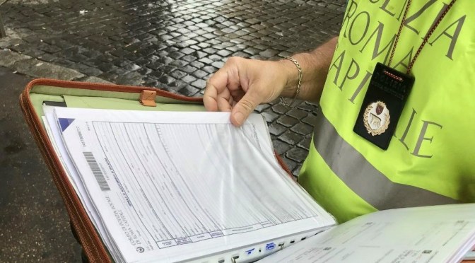 Stazione Termini, intervento della Polizia Locale presso i “ballatoi”: multe per più di 20 mila euro e sequestro di oltre una tonnellata di alimenti.  Richiesto l’intervento Asl per le gravi carenze igienico-sanitarie riscontrate in una delle attività.