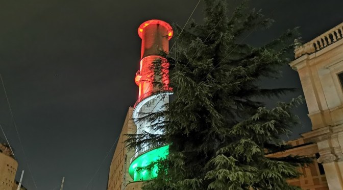 La torre piezomerica della Stazione Termini non solo è stata ripulita ma ora è anche illuminata