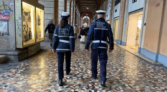 Esquilino, proseguono i controlli da parte della Polizia Locale. Intervento a piazza Vittorio: identificate 20 persone e attivate le procedure di assistenza