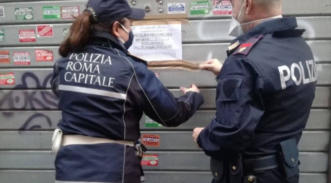 Minimarket e frutterie irregolari, proseguono gli interventi della Polizia Locale. Chiusura di un esercizio e sequestro di 700 chili di frutta e verdura devoluti in beneficenza