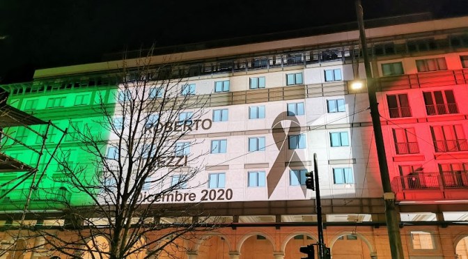20/02/21 per la prima giornata nazionale del personale sanitario il palazzo dell’ENPAM a Piazza Vittorio è stato illuminato per ricordare i medici caduti per lottare contro il covid-19