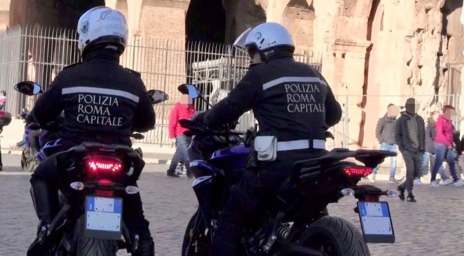 Polizia Locale, va avanti l’opera di contrasto all’ abusivismo: fermato un centurione al Colosseo. A Porta Maggiore ennesimo intervento contro i mercatini illegali.
