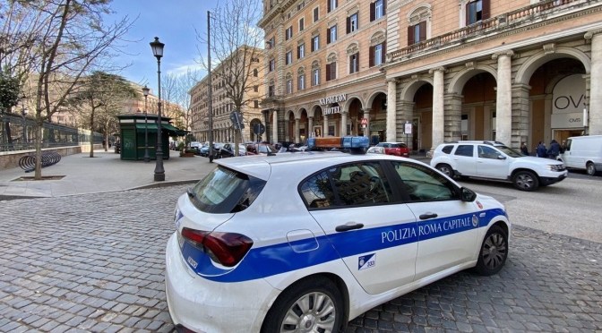 Piazza Vittorio, pattuglia Polizia Locale sorprende un uomo intento a rubare all’interno di un veicolo. Arrestato