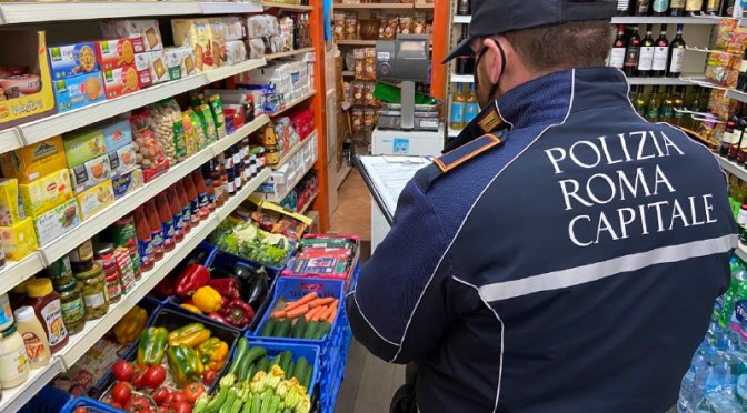 Assembramenti e minimarket, controlli e sanzioni da parte della Polizia Locale. Denunciate 3 persone e chiuso un locale in zona piazza Bologna.