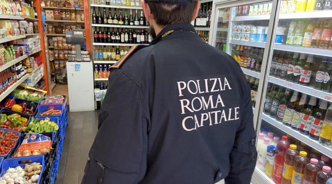 Controlli anti-Covid e vendita irregolare di alcol, verifiche a tappeto della Polizia Locale nei minimarket. In zona Termini chiuso un esercizio già diffidato nei giorni scorsi.