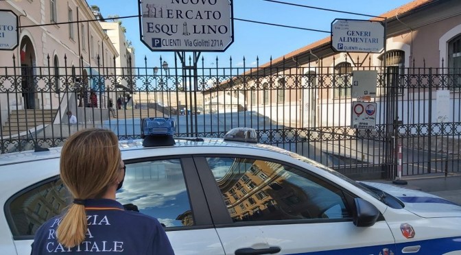 Tutela salute dei consumatori, controlli della Polizia Locale al mercato Esquilino. Chiusa l’area alimentare causa gravi carenze igienico-sanitarie