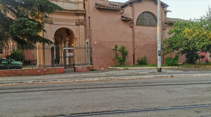 Ripulita per l’ennesima volta la parete esterna della chiesa di Santa Bibiana