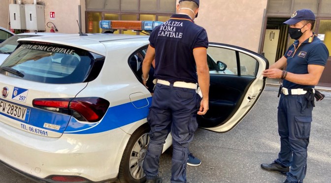 A via Carlo Felice tenta di estrarre un coltello dallo zaino e aggredire gli agenti: 51enne arrestato dalla Polizia Locale. Trovato in possesso di armi da taglio, merce rubata e sostanza stupefacente.