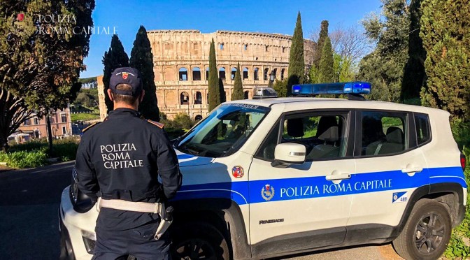 Colle Oppio, tenta di aggredire pattuglia della Polizia Locale: arrestato