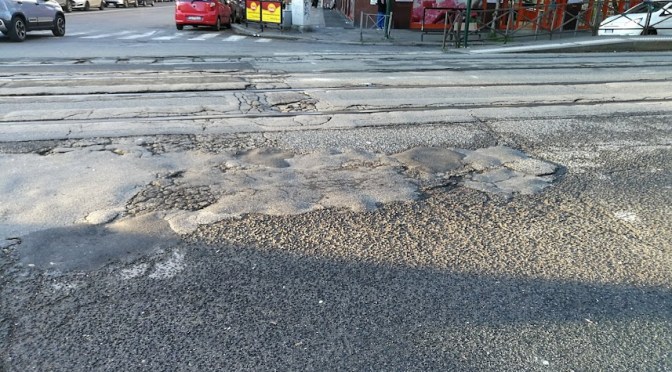 Strisce pedonali sparite e rattoppi osceni: la triste realtà dell’incrocio tra viale Manzoni e via Principe Eugenio