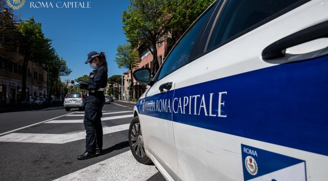 Polizia Locale interviene per una lite tra un NCC e alcuni clienti,  il conducente tenta la fuga e urta l’auto degli agenti. Fermato, il  67enne è risultato positivo all’alcol test: denunciato. 