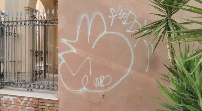 Per l’ennesima volta è stato vandalizzato il muro esterno della chiesa di Santa Bibiana