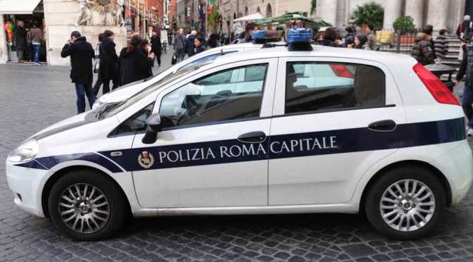 <strong>Esquilino, ristruttura minimarket e abbandona bancone sul marciapiede: sanzionato da una pattuglia della Polizia di Roma Capitale</strong>