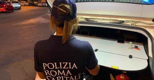 Passa con il rosso e, una volta fermato, mostra agli agenti una patente falsa: arrestato da una pattuglia della Polizia di Roma Capitale