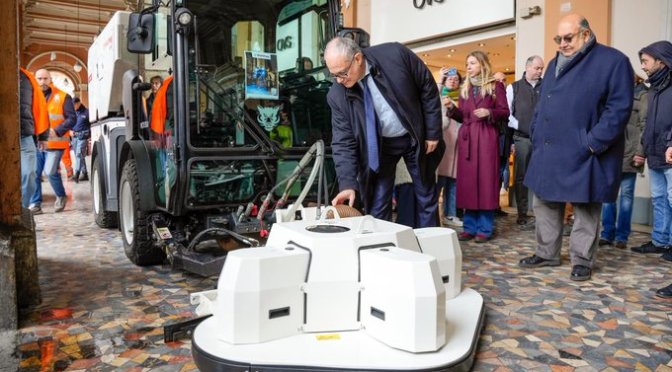 Clamoroso! Nei portici di Piazza Vittorio si sperimentano nuove tecniche di pulizia!!!