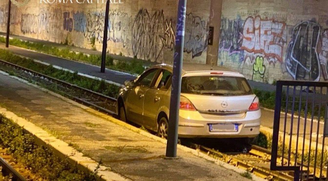 Veicolo incastrato sulle rotaie in via Giolitti, intervento della Polizia Locale: denuncia e ritiro della patente per il conducente risultato positivo ad alcol test