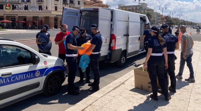 Abusivismo commerciale, proseguono i controlli della Polizia Locale, ultimi interventi all’Esquilino e sul litorale: sequestrati oltre 15 mila articoli e controllate più di 150 persone  