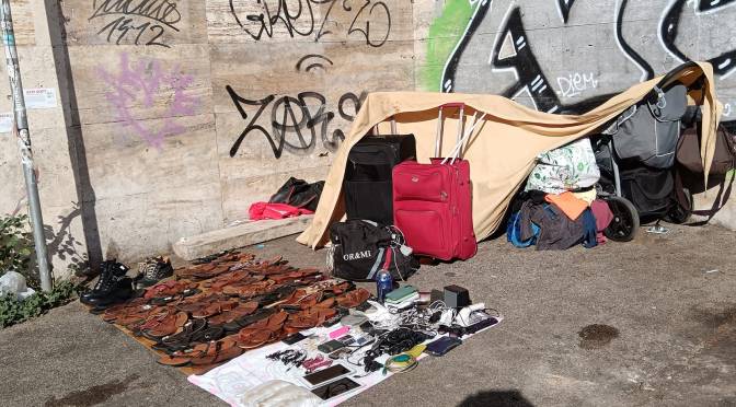 Decoro e anti abusivismo, controlli della Polizia Locale: sequestro di migliaia di articoli tra il Pantheon e piazza di Pietra. In zona stazione Termini fermato un abusivo sorpreso ad allestire un mercatino illegale.  