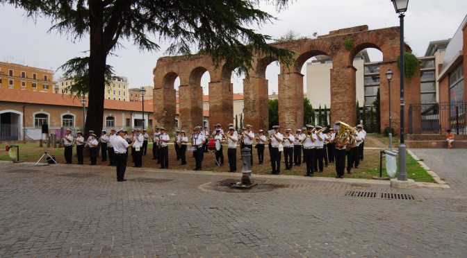 Immagini e filmati del concerto della Banda Musicale della Polizia di Roma Capitale a Piazza Pepe in occasione dei festeggiamenti dei 150 anni del Rione Esquilino