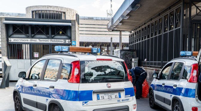 Termini, occupano area di cantiere e tentano di aggredire agenti con una bottiglia di vetro: arrestati da una pattuglia della Polizia Locale