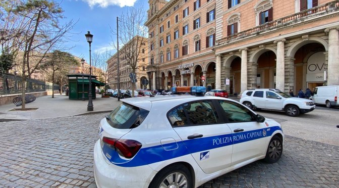 Piazza Vittorio, lanciano bottiglie di vetro contro attività commerciale: due persone arrestate dalla Polizia Locale