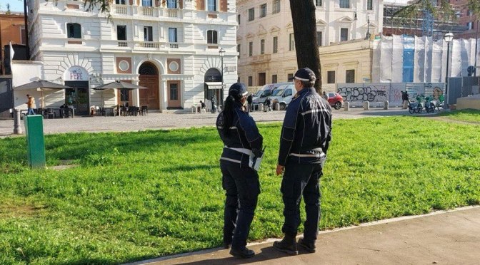 Esquilino, operazioni di ripristino del decoro della Polizia Locale nell’area giardini di via Guglielmo Pepe.  