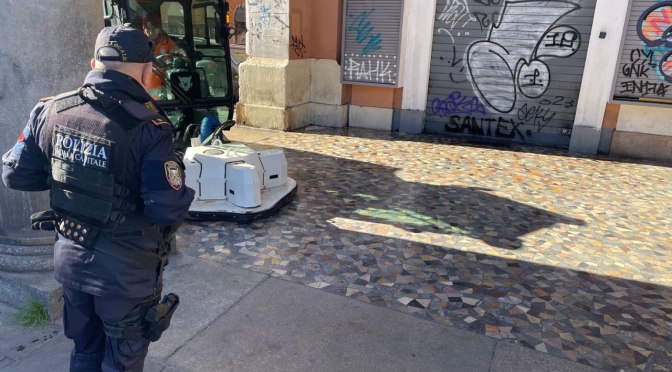 Polizia Locale, controlli e ripristino decoro in piazza Vittorio: bonificata area sotto i portici