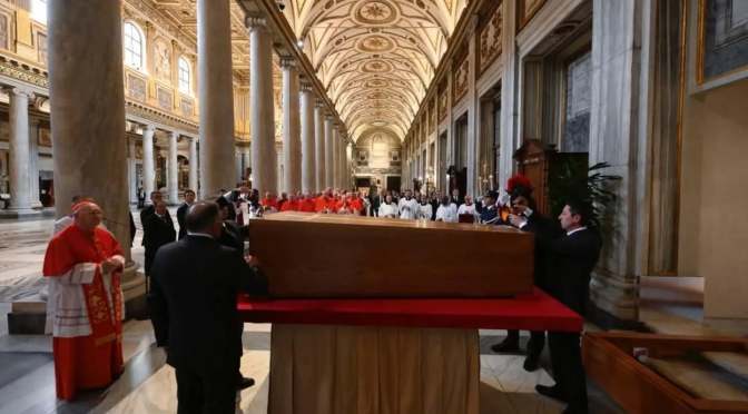 L’ultimo saluto a Papa Francesco prima della tumulazione nella Basilica di Santa Maria Maggiore