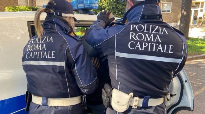 11/4/25 Mercato Esquilino, uomo in escandescenze inveisce contro gli agenti della Polizia Locale minacciandoli con un pezzo di vetro: arrestato
