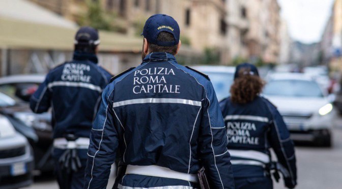 Festività Pasquali, in campo task force della Polizia Locale anti abusivismo: oltre 17mila articoli sequestrati negli ultimi giorni e 800 le persone controllate nelle aree più colpite. Per il fine settimana potenziati i controlli sulle strade.