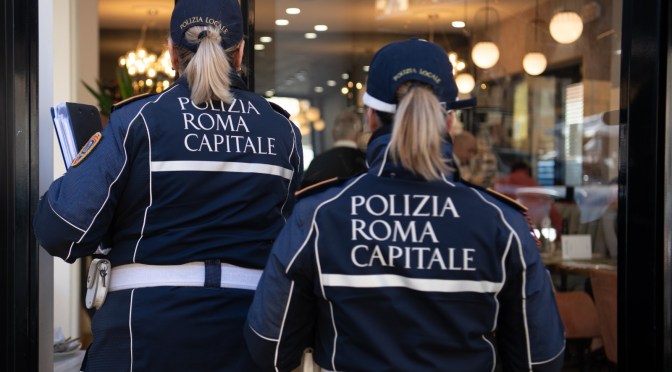 17/5/25 Esquilino, ristoratrice sversa illegalmente rifiuti nelle condotte fognarie: denunciata dalla Polizia Locale. Disposta la chiusura per il suo locale, rilevate pessime condizioni igienico sanitarie