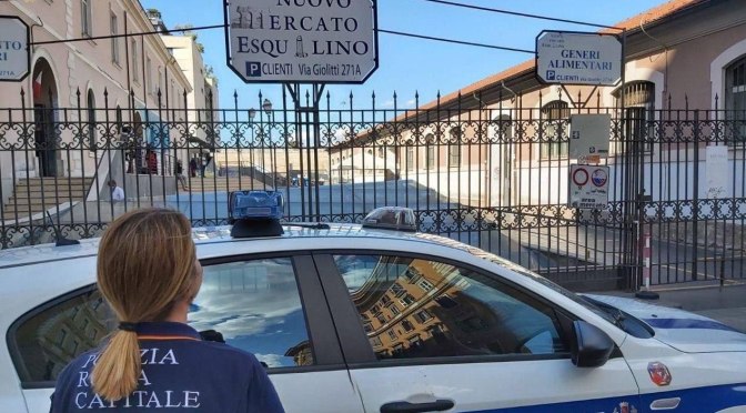 17/5/25 Mercato Esquilino, Polizia Locale blocca autore di furto. Da inizio anno controllate 300 persone e sequestrati oltre 150 chili di merce.